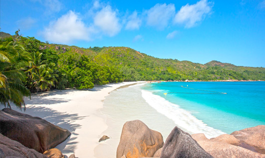 This image has an empty alt attribute; its file name is Anse-Lazio.jpg